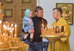 Божественная литургия в Петропавловском храме. День святителя Николая