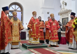 Божественная литургия в Петропавловском храме, юбилейные мероприятия,  приглашенные гости