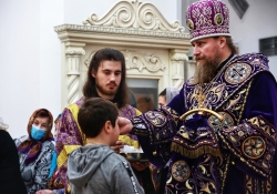 Всенощное бдение на Крестовоздвижение в Петропавловском храме, вынес креста