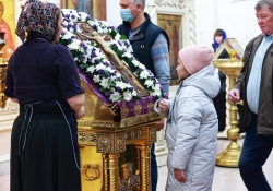 Всенощное бдение на Крестовоздвижение в Петропавловском храме, вынес креста