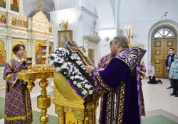 Всенощное бдение на Крестовоздвижение в Петропавловском храме, вынес креста