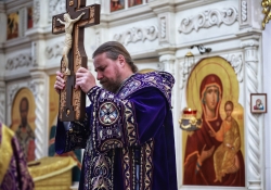 Всенощное бдение на Крестовоздвижение в Петропавловском храме, вынес креста