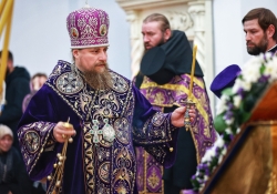 Всенощное бдение на Крестовоздвижение в Петропавловском храме, вынес креста