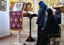 Всенощное бдение на Крестовоздвижение в Петропавловском храме, вынес креста