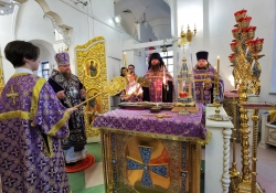 Всенощное бдение на Крестовоздвижение в Петропавловском храме, вынес креста