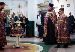 Всенощное бдение на Крестовоздвижение в Петропавловском храме, вынес креста