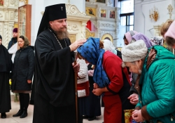 Божественная литургия на Крестовоздвижение в Петропавловском храме