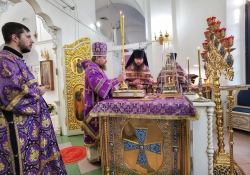 Божественная литургия на Крестовоздвижение в Петропавловском храме