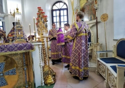 Божественная литургия на Крестовоздвижение в Петропавловском храме