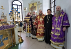 Божественная литургия в Петропавловском храме. Архиепископ Николай  Салехардский и Ново-Уренгойский, епископ Лука Искитимский и Черепановский и епископ Иоанн Калачевский и Палласовский