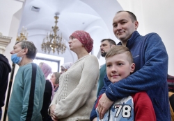 Божественная литургия в Петропавловском храме. Архиепископ Николай  Салехардский и Ново-Уренгойский, епископ Лука Искитимский и Черепановский и епископ Иоанн Калачевский и Палласовский