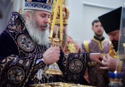 Божественная литургия в Петропавловском храме. Архиепископ Николай  Салехардский и Ново-Уренгойский, епископ Лука Искитимский и Черепановский и епископ Иоанн Калачевский и Палласовский