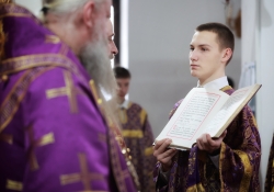 Божественная литургия в Петропавловском храме. Архиепископ Николай  Салехардский и Ново-Уренгойский, епископ Лука Искитимский и Черепановский и епископ Иоанн Калачевский и Палласовский