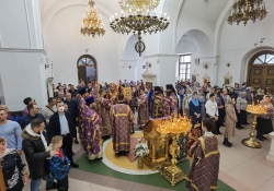 Божественная литургия в Петропавловском храме. Архиепископ Николай  Салехардский и Ново-Уренгойский, епископ Лука Искитимский и Черепановский и епископ Иоанн Калачевский и Палласовский