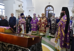 Божественная литургия в Петропавловском храме. Архиепископ Николай  Салехардский и Ново-Уренгойский, епископ Лука Искитимский и Черепановский и епископ Иоанн Калачевский и Палласовский