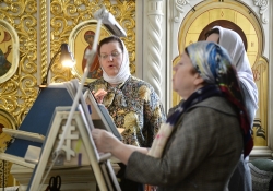 Божественная литургия в Петропавловском храме. Архиепископ Николай  Салехардский и Ново-Уренгойский, епископ Лука Искитимский и Черепановский и епископ Иоанн Калачевский и Палласовский