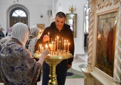 Божественная литургия в Петропавловском храме. Архиепископ Николай  Салехардский и Ново-Уренгойский, епископ Лука Искитимский и Черепановский и епископ Иоанн Калачевский и Палласовский