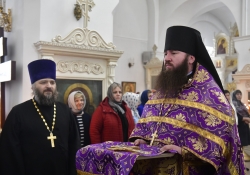 Божественная литургия в Петропавловском храме. Архиепископ Николай  Салехардский и Ново-Уренгойский, епископ Лука Искитимский и Черепановский и епископ Иоанн Калачевский и Палласовский