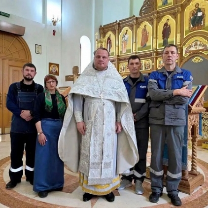 Поездка священника на месторождение