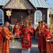 В день отдания Пасхи владыка возглавил Божественную литургию в Новом Уренгое 