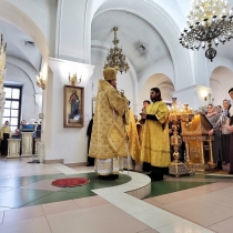 Божественная литургия в воскресный день в Петропавловском храме 