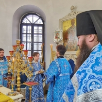 Божественная литургия в Петропавловском храме в воскресный день