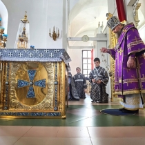 Архиерейская литургия Преждеосвященных Даров в Петропавловском храме