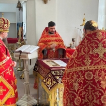 Архиерейское служение в понедельник Светлой седмицы в Петропавловском храме