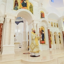 Викарный архиерей совершил литургию в Преображенском соборе