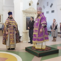 Управляющий епархией совершил литургию в Петропавловском храме