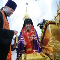 Встреча Благодатного огня в Петропавловском храме