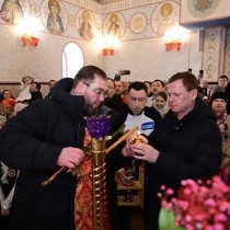 Благодатный огонь встретили в Новом Уренгое