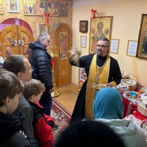 Освящение пасхальной снеди в отдалённом микрорайоне