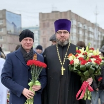 Возложение цветов в Новом Уренгое в День Победы 