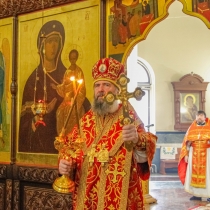 В Неделю о слепом владыка Феодосий совершил Литургию Архангельском храме