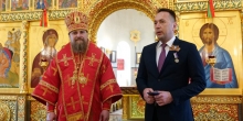 Архиепископ Николай вручил Епархиальную медаль Главе города Новый Уренгой