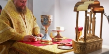 Божественная литургия в воскресный день в Петропавловском храме