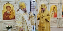 Архиепископ Николай и епископ Феодосий совершили литургию в Петропавловском храме
