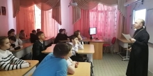 Беседа со священником в казачьем классе Уренгоя